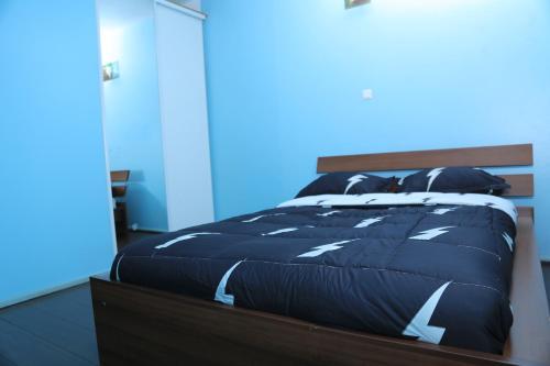 NamugongoRugsResidence的一间卧室配有一张蓝色背景的床