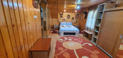 坎普朗莫道尼斯Casa Cristian的小木屋内的小房间,配有一张床