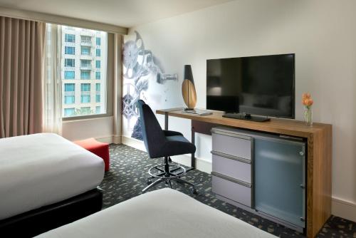 洛杉矶帕洛玛金普顿酒店，洛杉矶比佛利山庄的酒店客房配有一张书桌、一台电视和一张床