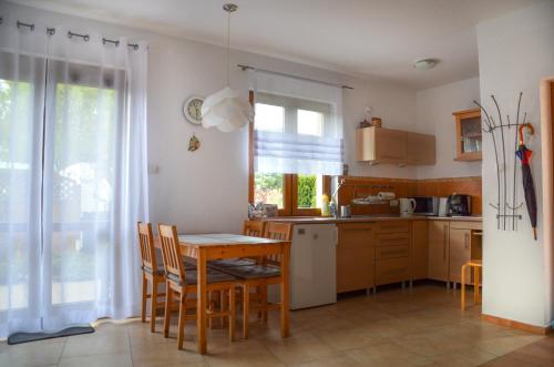 罗威bliźniak-apartamenty的厨房配有木桌和桌椅