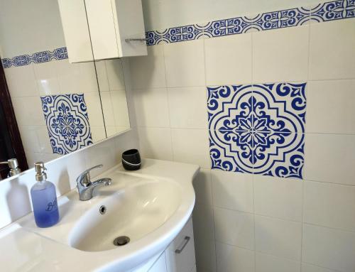 圣马里纳萨利纳Aeolian Sea House的浴室设有水槽和蓝色及白色瓷砖