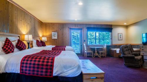 阿什兰Callahan's Lodge的酒店客房带一张床、一张桌子和椅子