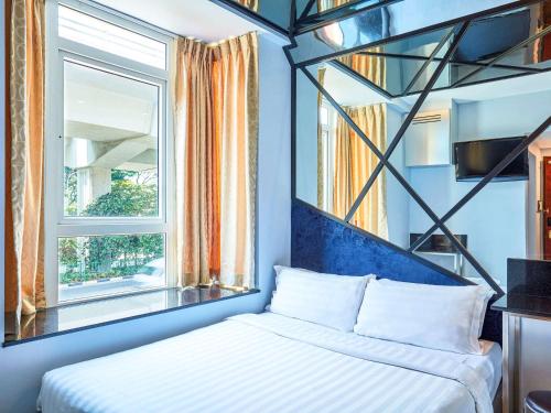 新加坡ibis budget Singapore Mount Faber的一间卧室设有一张床和一个窗口