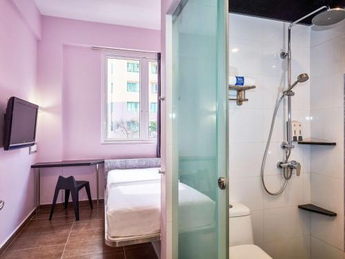 新加坡ibis budget Singapore Pearl的带淋浴和卫生间的浴室