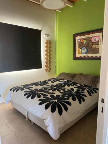 迈普Depto Maipú的一间卧室配有一张带绿色墙壁的床