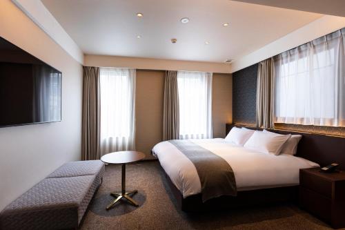 京都yoin hotel kyoto gion的酒店客房设有床和窗户。