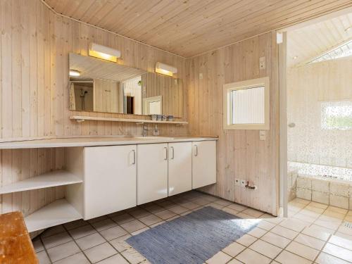 奥特鲁普Holiday home Otterup XVIII的一间带水槽和镜子的浴室