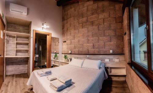LorcaCasa Nahia Hostal Rural的一间卧室设有一张床和砖墙