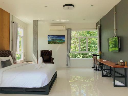 奥南海滩Siya Private Pool Villa Ao Nang的卧室配有一张床、一张书桌和窗户。