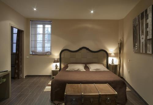 维伦纽夫米内瓦检举住宅住宿加早餐式酒店的卧室配有一张大床,地板上有一个槽