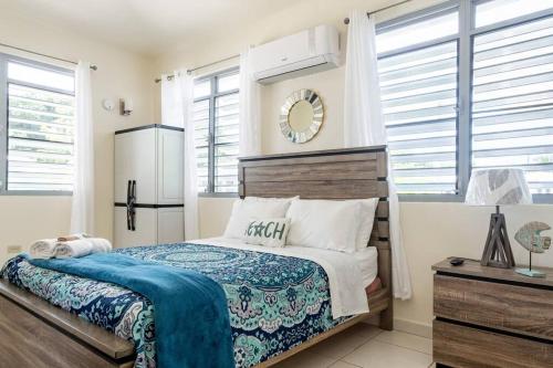 阿瓜达Beautiful Ocean Front Villa的一间卧室配有一张床、一台冰箱和窗户。
