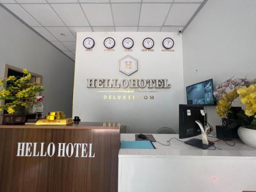 Bùi TiếngHello Hotel的办公室,带Hello酒店标志和书桌