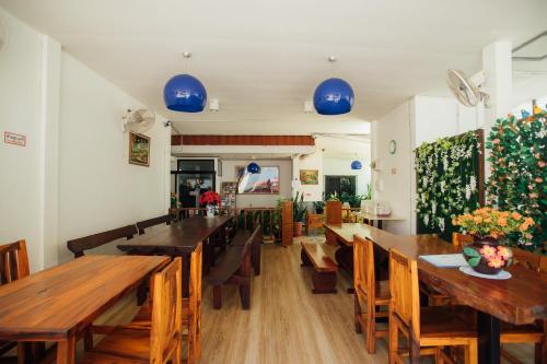 清迈Nu Phen Homestay的用餐室配有木桌和椅子
