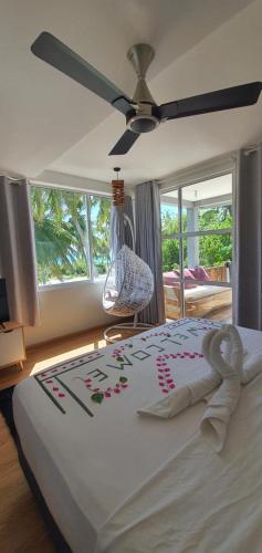 希曼杜岛White Sand Himandhoo的一间卧室配有一张带吊扇的床