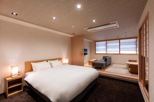 京都Rinn Gion Kenninji Villa的一间卧室配有一张床、一张桌子和一把椅子