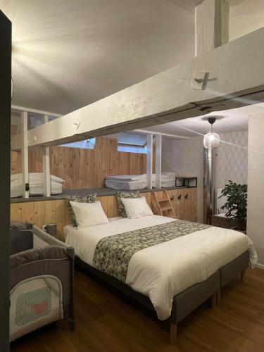 比林根Lovely Home 1, with private terrace and Whirlpool,4-6 pers的一张位于高架床的房间内的床铺