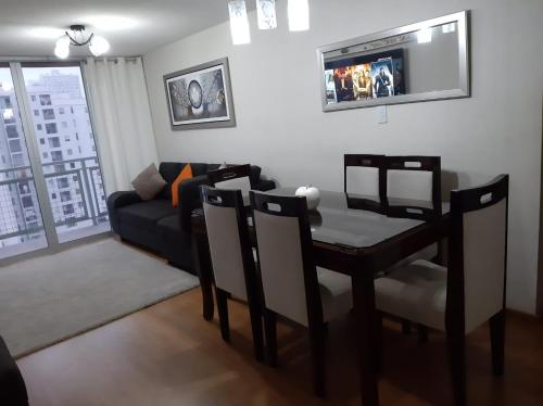 利马Piso 21 - Habitaciones en departamento - compartido的客厅配有沙发和桌椅