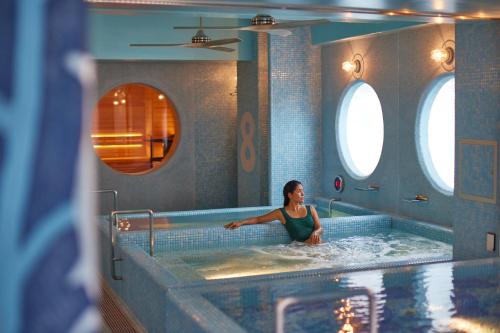藤泽8 Hotel Shonan Fujisawa的游泳池里按摩浴缸里的女人