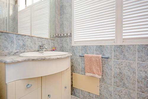 拉奥罗塔瓦Atico Mencey的一间带水槽和镜子的浴室