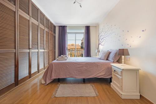 拉奥罗塔瓦Atico Mencey的一间卧室设有一张大床和一个窗户。