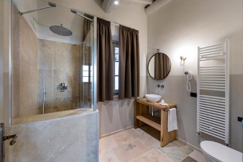 斯坎萨诺波德尔莱奥农庄旅馆的带淋浴和盥洗盆的浴室