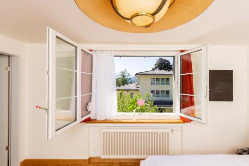 卢塞恩玛利亚别墅的一间卧室设有窗户,享有建筑的景色