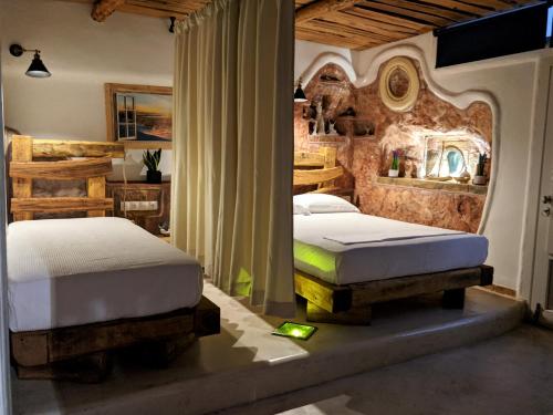 FiropótamosHada Milos suite的一间卧室,配有两张床