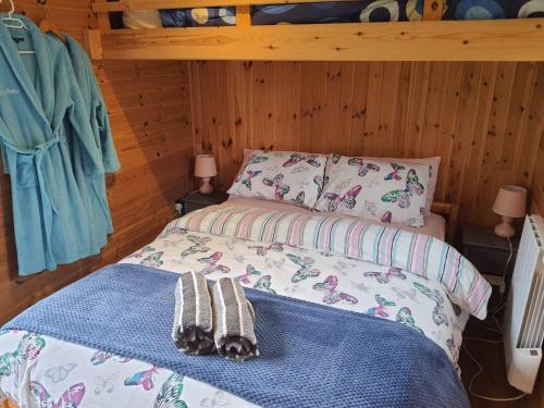 赫里福德luxury railway carriage with stunning views的一间卧室配有一张床,上面有两条毛巾