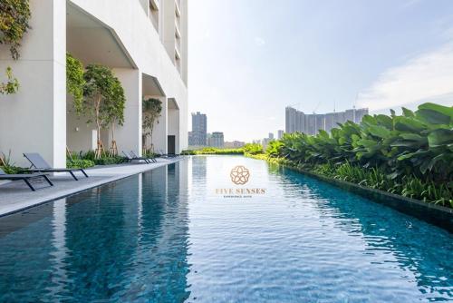 吉隆坡UNA Serviced Apartment, Sunway Velocity Kuala Lumpur的一座建筑物中央的游泳池