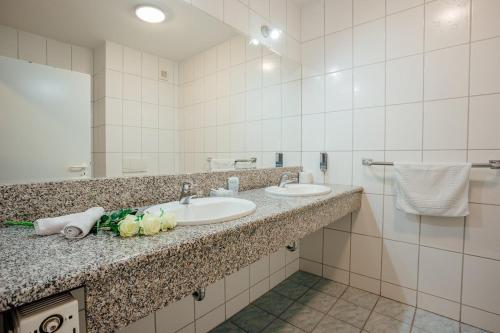 斯祖贝莱克Penzión Antares的浴室设有2个水槽和镜子