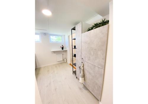 斯特兰奈斯Newly renovated apartment - Strängnäs, Ekorrvägen的门廊,门廊,房子