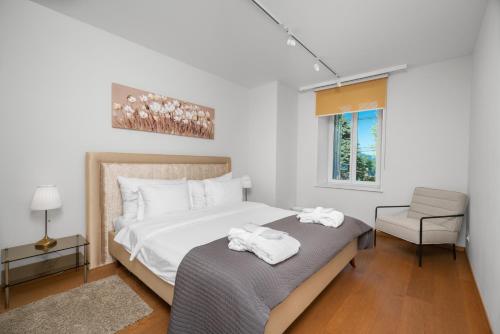 蒙特勒Montreux Grand Rue - Swiss Hotel Apartments的一间卧室配有一张床,上面有两条毛巾