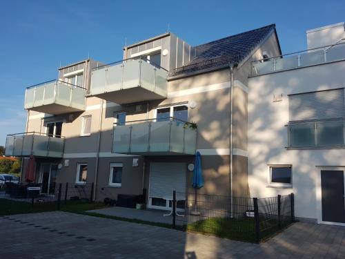 SoyenTraumhafte neue Dachterrassenwohnung am Soyener See的旁边带阳台的建筑