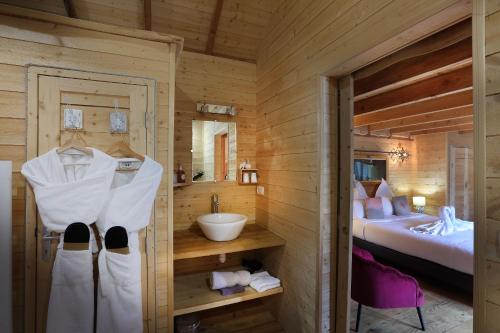 Larringes巴比伦度假屋的小木屋浴室设有水槽和床。