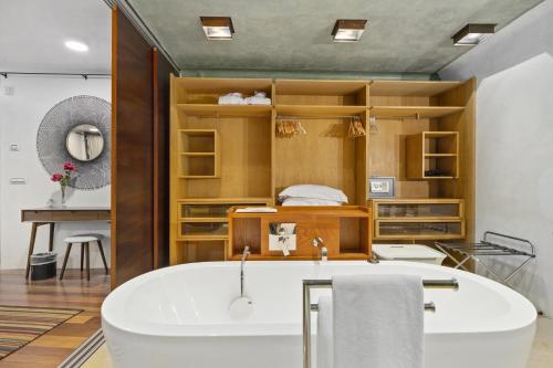 蒙特勒Montreux Rotana Garden House with Private Pool - Swiss Hotel Apartments的带浴缸和床的浴室