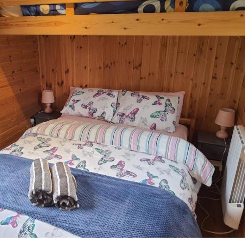Clodockunique sheperds hut ensuite & kitchenette的一张床上,里面放着两条毛巾