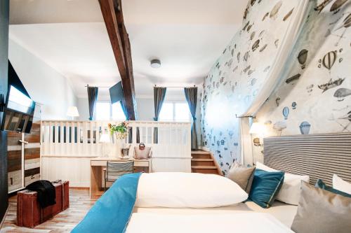 康斯坦茨Romantik Hotel Barbarossa的一间卧室设有一张大床和攀岩墙