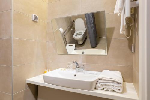 波德戈里察Hotel Verde的一间带水槽和卫生间的浴室