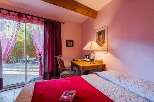 卡斯蒂隆迪加尔巴斯泰德品斯酒店的一间卧室配有一张床、一张书桌和一个窗户。