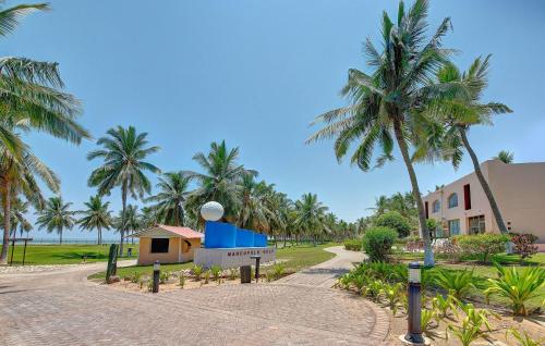 塞拉莱塞拉莱皇冠假日酒店度假村的棕榈树和建筑度假村
