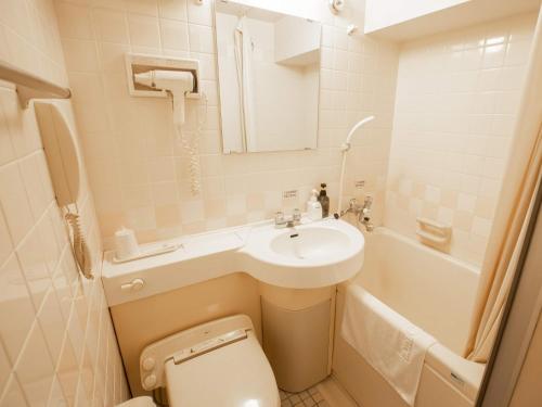 铃鹿市Hotel Castle Inn Suzuka的浴室配有盥洗盆、卫生间和浴缸。