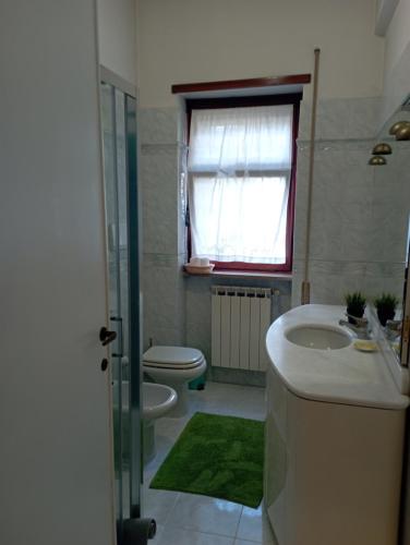 罗马B&B "Feelgood"的一间带水槽和卫生间的浴室以及窗户。