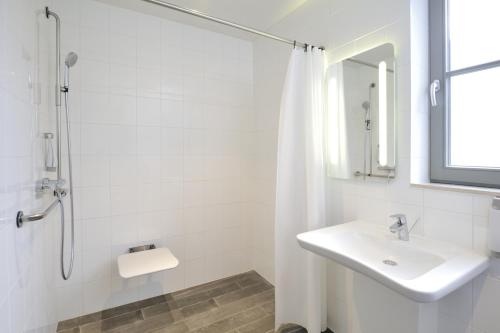 德帕内宜必思德帕酒店的白色的浴室设有水槽和淋浴。