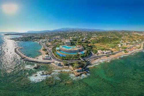 卡拉马基Leptos Panorama Hotel的海洋旁度假胜地的空中景致