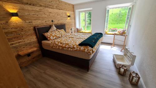 TrogenAllegra Appenzell的一间卧室配有一张木墙床