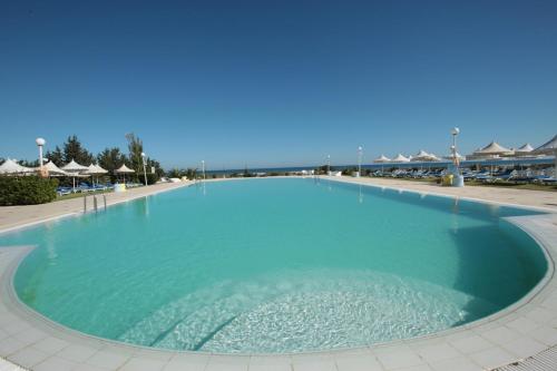 比塞大Bizerta Resort Congres & SPA的蓝色海水大型游泳池