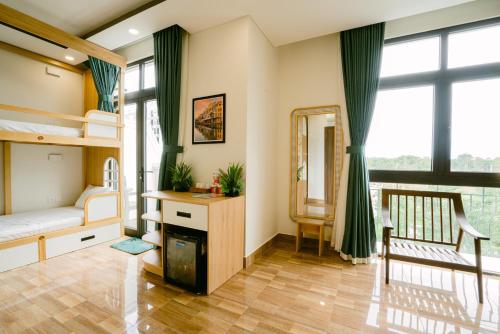 富国Mộc Homestay GrandWorld Phú Quốc的一间卧室配有双层床和镜子