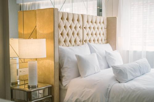 克塞洛Ibrahim Boutique Hotel的卧室配有一张白色的床和大型床头板