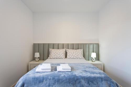 洛萨达Casa de Cristelos的一间卧室配有一张床,上面有两条毛巾