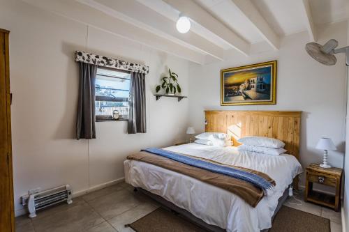 斯托姆勒菲Arch Cabins Self Catering Homes Storms River的一间卧室设有一张大床和一个窗户。